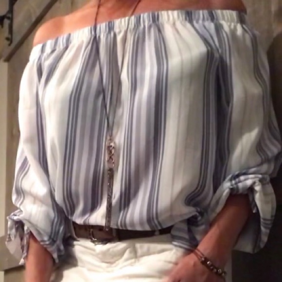 Tops - 3/$25 Off shoulder long sleeved blouse